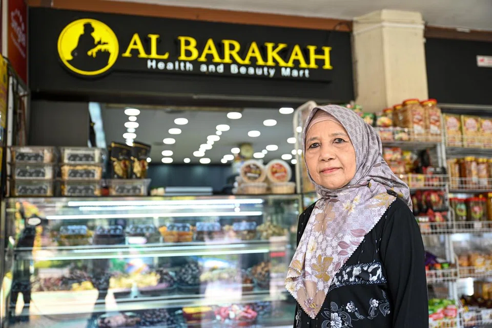 Pengurus Al-Barakah, Cik Saffiah Harun, gembira pelanggan kini boleh berehat di bangku baru yang dipasang luar kedai di Joo Chiat Complex.