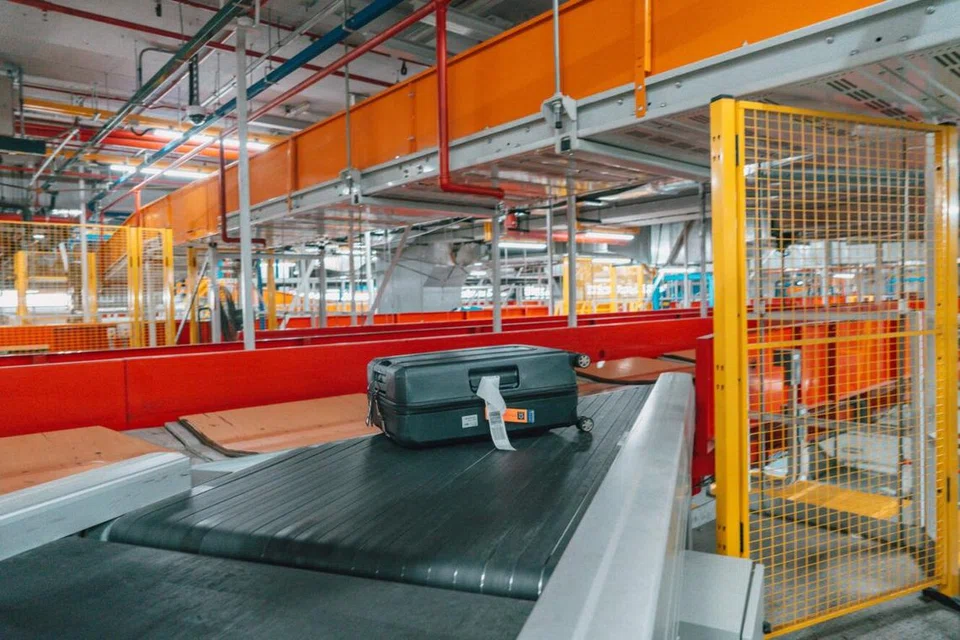 DIBUAT SECARA AUTOMATIK: Bagasi memasuki sistem pengasingan di kemudahan pengendalian bagasi Lapangan Terbang Changi. Meskipun tidak dilihat penumpang, sistem pengurusan bagasi adalah penting bagi infrastruktur Lapangan Terbang Changi yang telah mengendalikan 33 juta bagasi pada 2019.