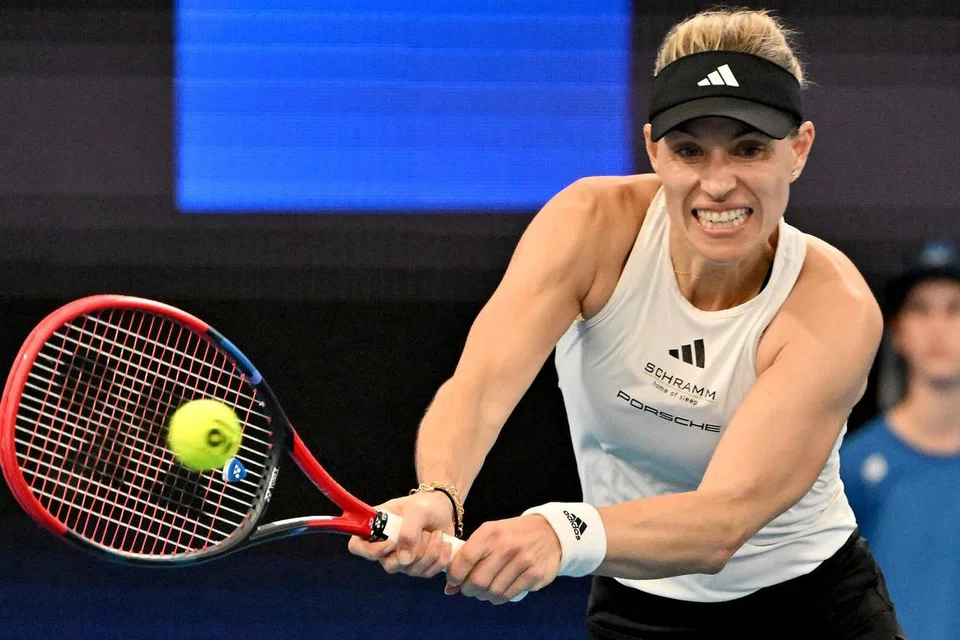 KEMBALI BERAKSI: Angelique Kerber dari Jerman juga antara pemain tenis wanita yang kembali beraksi di gelanggang selepas bergelar ibu. Beliau menentang Iga Swiatek dari Poland semasa perlawanan akhir perseorangan wanita di acara tenis Piala United di Arena Ken Rosewall, Sydney pada 7 Januari.