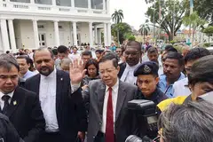 DILANJUTKAN: Encik Guan Eng tiba di kompleks mahkamah dan memasuki mahkamah dengan diiringi barisan peguam dengan kehadiran penyokongnya. - Foto THE STAR