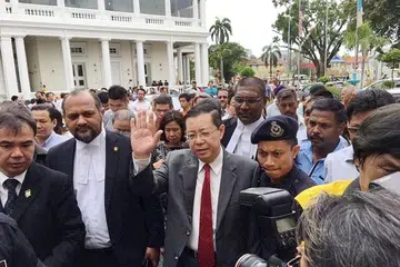 DILANJUTKAN: Encik Guan Eng tiba di kompleks mahkamah dan memasuki mahkamah dengan diiringi barisan peguam dengan kehadiran penyokongnya. - Foto THE STAR