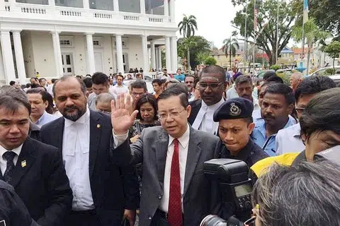 DILANJUTKAN: Encik Guan Eng tiba di kompleks mahkamah dan memasuki mahkamah dengan diiringi barisan peguam dengan kehadiran penyokongnya. - Foto THE STAR