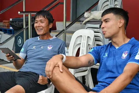 Ketua jurulatih Keiji Shigetomi (kiri) dan pemain tengah Jared Gallagher ketika sesi wawancara bersama Berita Harian (BH) Stadium Jurong East pada 13 Ogos. 