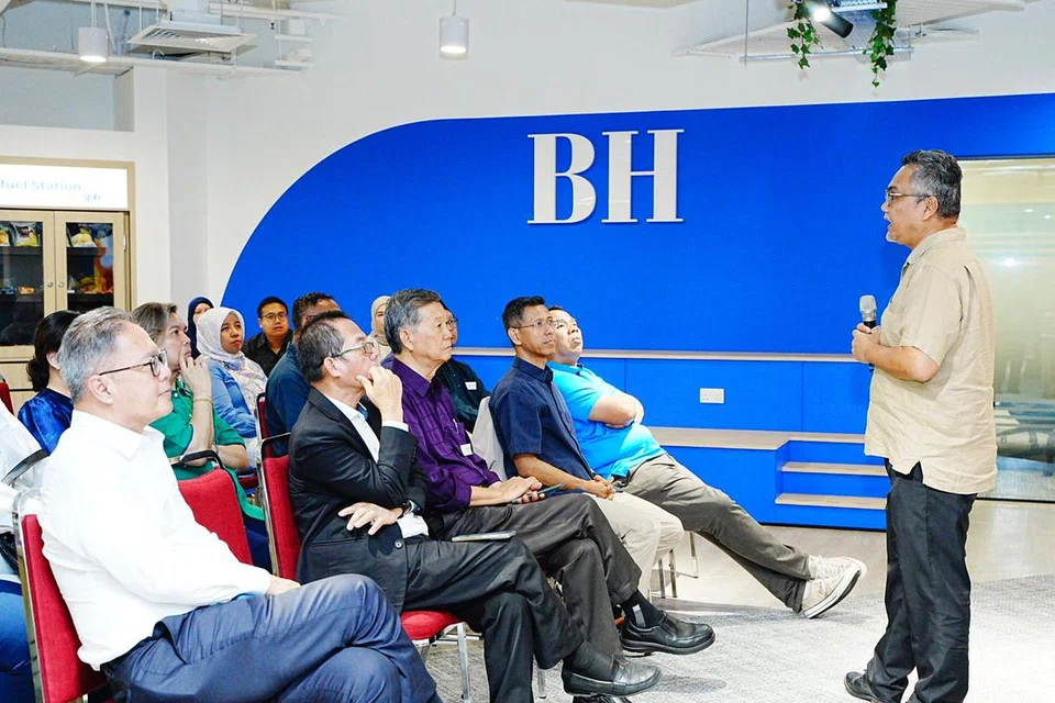 Editor Berita Harian (BH), Encik Nazry Mokhtar (kanan), memberikan kata-kata aluan kepada hadirin di sesi perbincangan kumpulan fokus (FGD) BH pada 23 Julai di pejabat BH di bangunan SPH Media di Toa Payoh. 