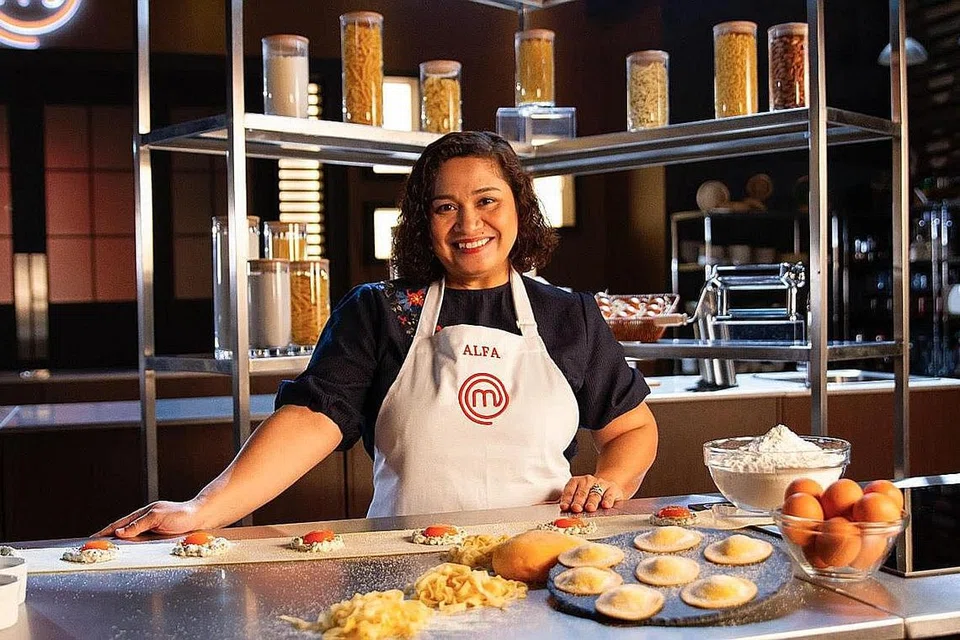 PELUANG UNTUK MENGEJAR IMPIAN MEMASAK: Cik Alfa Matnoor dulu bekerja di kedai Nasi Padang ibu bapanya. Sekarang beliau berazam untuk membuka kafenya sendiri. - Foto MEDIACORP/MASTERCHEF 
