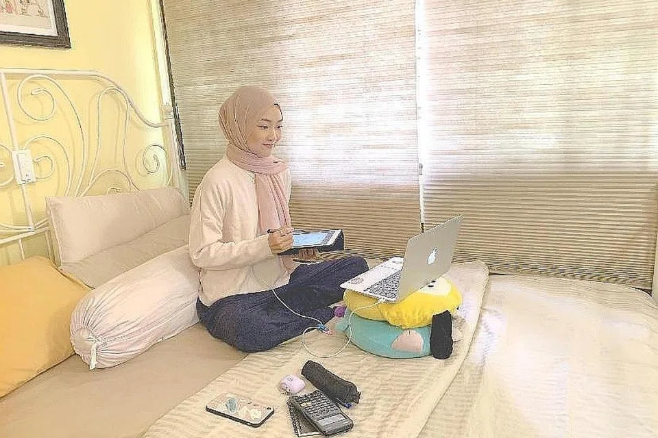 KAEDAH MENGAJAR JUGA BERUBAH: Cik Siti Nur Liyana Hardy kini menggunakan aplikasi Zoom dan FaceTime untuk mengendalikan sesi tuisyennya. - Foto ihsan SITI NUR LIYANA HARDY