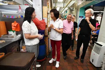 TINGKAT KEBERSIHAN: (Dari kiri) Pemilik bersama sebuah gerai bercakap dengan Anggota Parlimen GRC Nee Soon South Lee Bee Wah, bersama pengerusi GHK Holdings Goh Hung Kwang dan pengerusi PHC Edward D'Silva di kedai kopi GHK di Yishun Street 81.