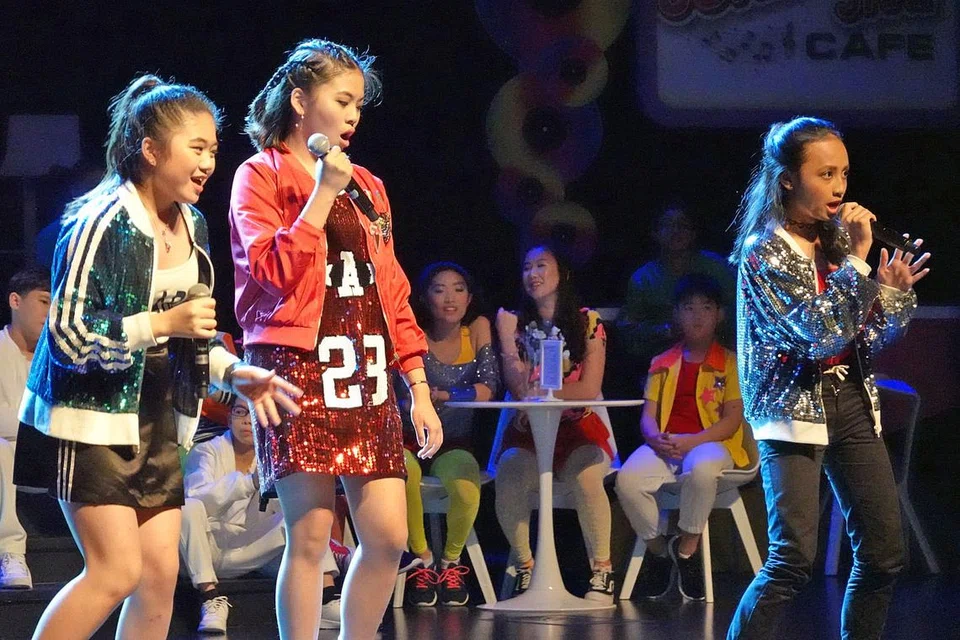 KUMPUL DANA: Mahirah (kanan) telah menyampaikan lagu If I Ain't Got You nyanyian asal Alicia Keys, bersama dua lagi penyanyi di konsert ChildAid tahun ini. - Foto SPH