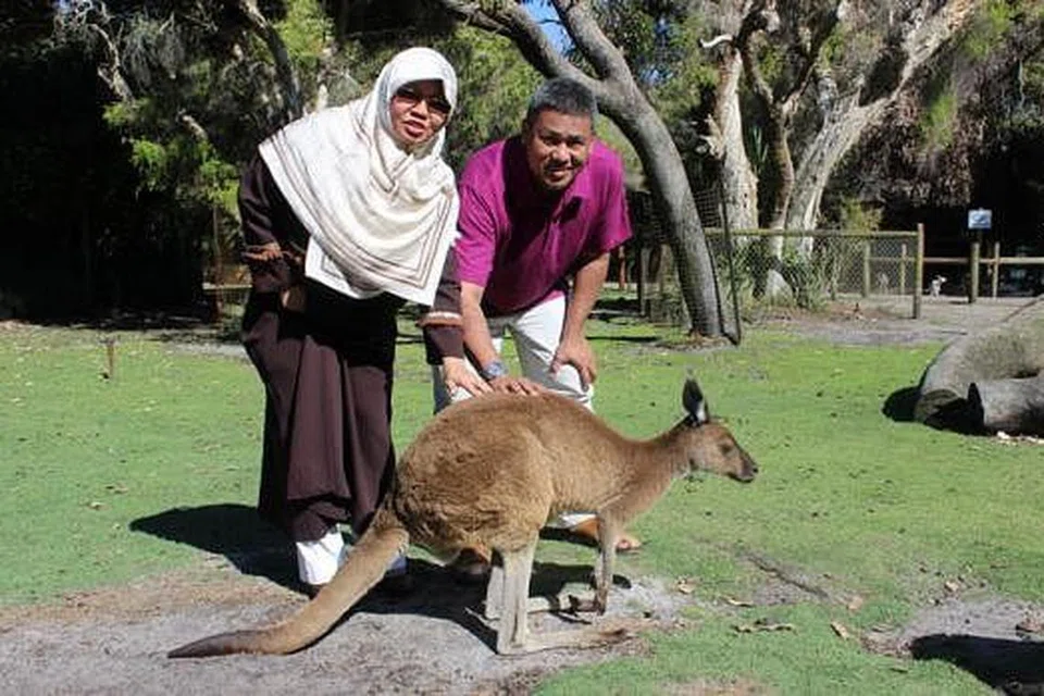 BERGAMBAR BERSAMA KANGGARU BUAT KENANGAN: Cik Fauziah Manap bersama suami, Encik Mohamed Zafrull Mohamed Nasir, mengambil kesempatan bergambar bersama kanggaru di Caversham Wildlife Park di Australia Barat.