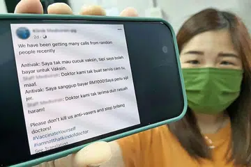 SANGGUP BAYAR BAGI SIJIL VAKSINASI PALSU: Satu pos di Facebook oleh sebuah klinik di Pulau Pinang yang menunjukkan tawaran RM1,000 yang diterima daripada orang yang tidak mengambil vaksin Covid-19 tetapi ingin mendapatkan sijil vaksinasi palsu. - Foto THE STAR
