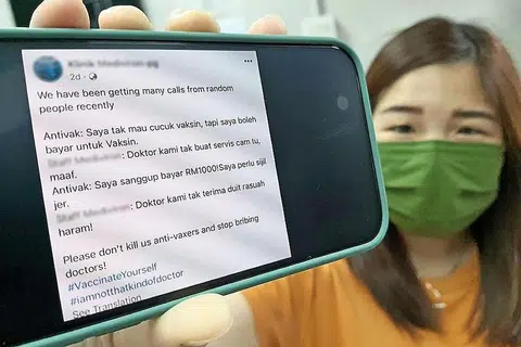 SANGGUP BAYAR BAGI SIJIL VAKSINASI PALSU: Satu pos di Facebook oleh sebuah klinik di Pulau Pinang yang menunjukkan tawaran RM1,000 yang diterima daripada orang yang tidak mengambil vaksin Covid-19 tetapi ingin mendapatkan sijil vaksinasi palsu. - Foto THE STAR