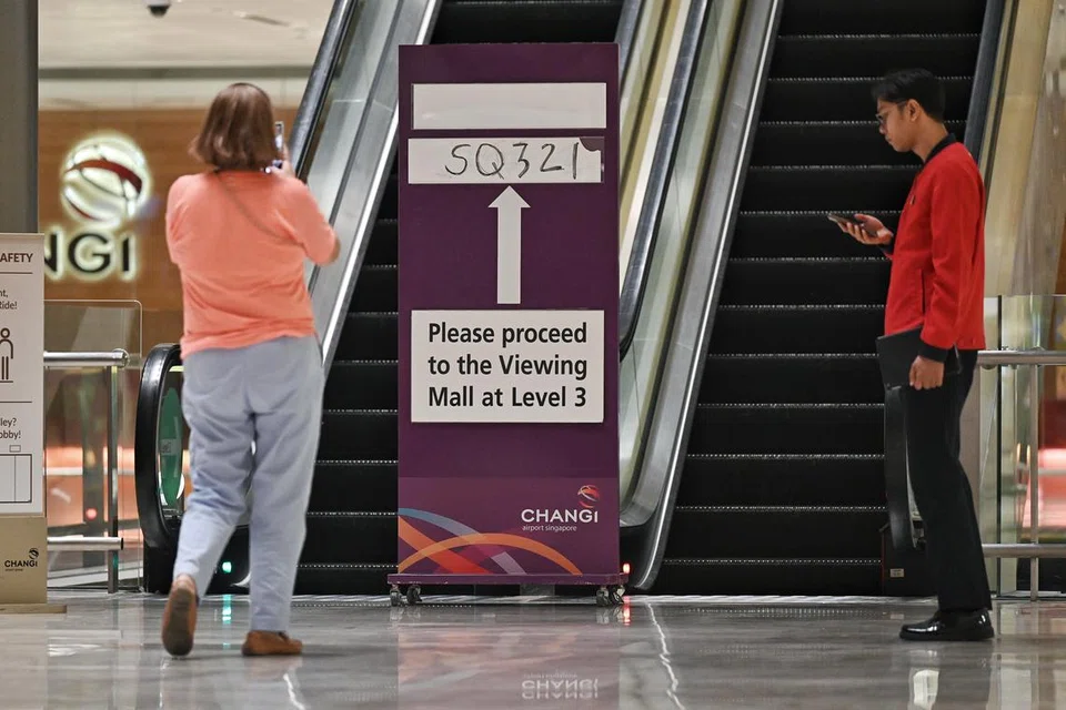 Papan nota disediakan di dewan pelepasan Terminal 2, Lapangan Terbang Changi, yang memberi arahan bagi individu yang terjejas berhubung pesawat SQ321 untuk menuju ke ruang tinjauan.