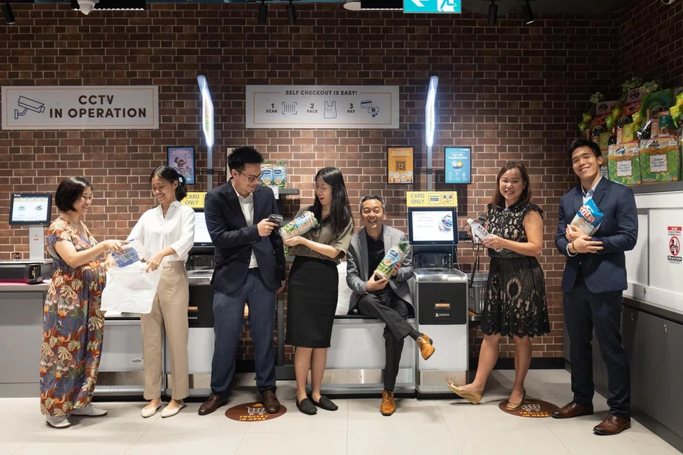 PASUKAN PENULIS: (Dari kiri) Cik Samantha Boh, Cik Puah Rui Xian, Encik Derek Wong, Cik Toh Wen Li, Encik Peh Shing Huei, Cik Sue-Ann Chia dan  Encik Justin Kor menghasilkan buku ‘The Price of Being Fair: The FairPrice Group Story’ yang menyusuri selok-belok perjalanan 50 tahun  pasar raya NTUC FairPrice, yang lebih dikenali ramai sebagai ‘NTUC’.