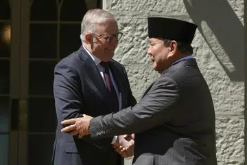 Perdana Menteri Australia, Anthony Albanese (kiri), menyambut ketibaan Presiden Indonesia, Prabowo Subianto, di Kirribilli House, Sydney, pada 12 November 2025. 