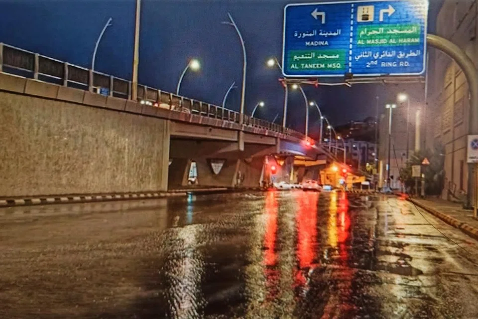 BERI AMARAN: Pihak berkuasa Arab Saudi mengambil langkah berjaga-jaga termasuk mengenakan sekatan jalan raya di kawasan yang dilanda banjir.