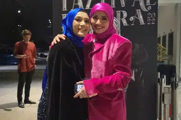 Elle Fara (kiri) mengidolakan Fazura (kanan) bukan saja kerana kecantikan pelakon itu, tetapi juga personalitinya yang begitu merendah hati, pemurah dan tidak sombong.