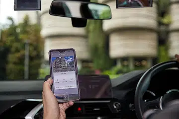 APLIKASI TELEFON GOPARKIN: Melalui aplikasi GoParkin, pemandu harus memberi informasi kad debit/kredit serta nombor kenderaan, dan bayaran meletak kereta akan diambil daripada kad tersebut. Aplikasi itu juga akan menunjukkan pemandu ke tempat meletak kereta yang terdekat sekali gus menjimat masa. - Foto NTU
