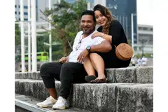 CINTA BERPUTUK DI CLARKE QUAY: Cik Nurul Ain Mohd Masnoor, menemui suaminya dari Colombia, Encik Muhammad Khaled Hernandez, ketika beliau sedang makan malam bersama rakan-rakannya di kawasan Clarke Quay. - Foto BH oleh KHALID BABA