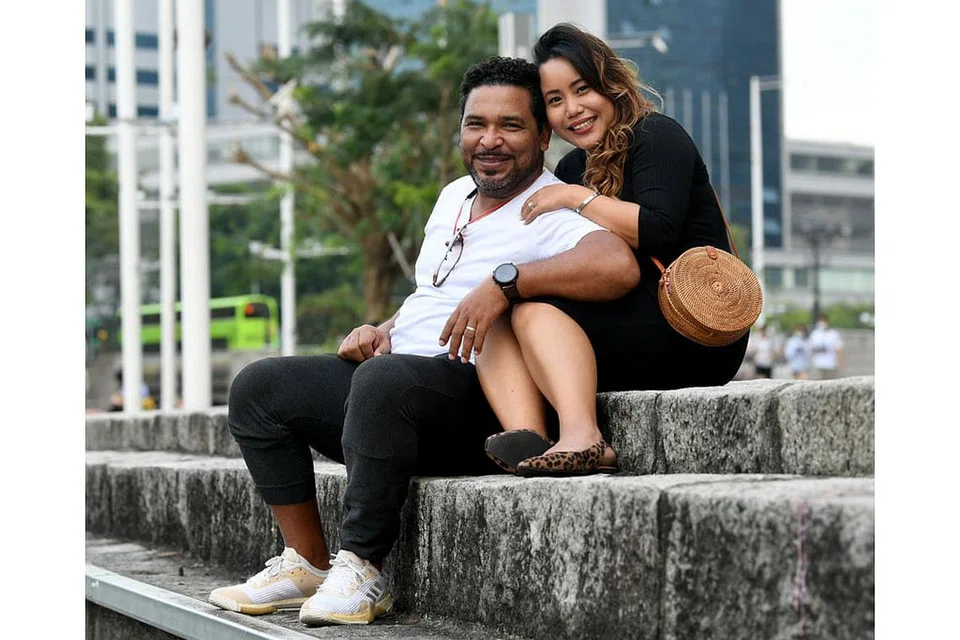 CINTA BERPUTUK DI CLARKE QUAY: Cik Nurul Ain Mohd Masnoor, menemui suaminya dari Colombia, Encik Muhammad Khaled Hernandez, ketika beliau sedang makan malam bersama rakan-rakannya di kawasan Clarke Quay. - Foto BH oleh KHALID BABA