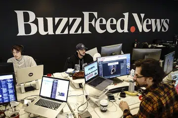 CABARAN EKONOMI: Kakitangan pasukan BuzzFeed News sedang bertugas di ibu pejabat BuzzFeed di New York City. BuzzFeed adalah sebuah syarikat media Internet dan syarikat berita yang diasaskan pada 2006. Potongan tenaga kerja di BuzzFeed itu merupakan salah satu daripada langkah memberhentikan pekerja yang diambil syarikat-syarikat media baru-baru ini. - Foto AFP