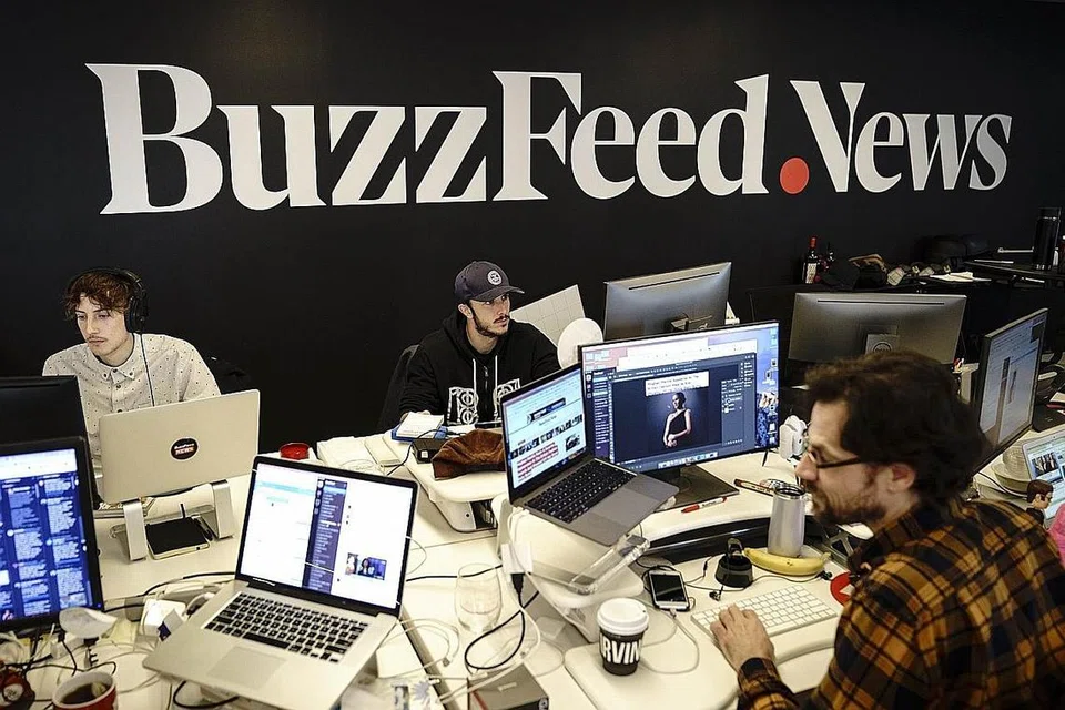 CABARAN EKONOMI: Kakitangan pasukan BuzzFeed News sedang bertugas di ibu pejabat BuzzFeed di New York City. BuzzFeed adalah sebuah syarikat media Internet dan syarikat berita yang diasaskan pada 2006. Potongan tenaga kerja di BuzzFeed itu merupakan salah satu daripada langkah memberhentikan pekerja yang diambil syarikat-syarikat media baru-baru ini. - Foto AFP