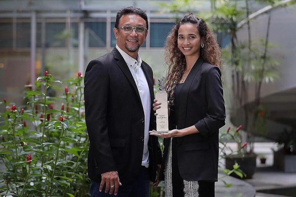WAKIL TERIMA ANUGERAH: Adik Ikhsan, Cik Iman Fandi, menjadi wakil untuk menerima Anugerah Jauhari Harapan semalam. Turut hadir ialah bapa mereka, Fandi. - Foto BH oleh GAVIN FOO