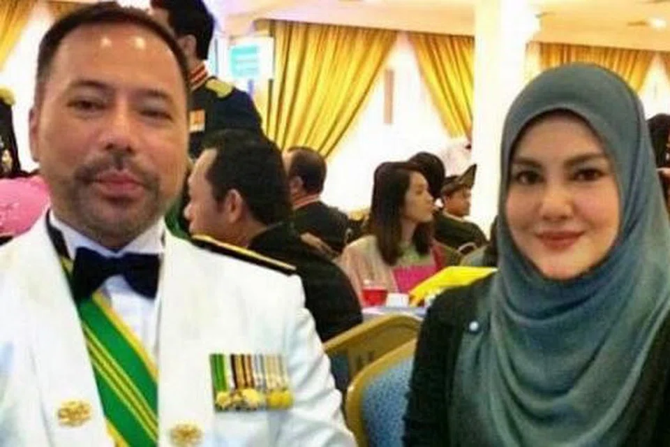 FOTO BERSAMA: Pelakon Datin Umie Aida bersama suaminya, Datuk Paduka Khairuddin Abu Hassan. - Foto MSTAR ONLINE