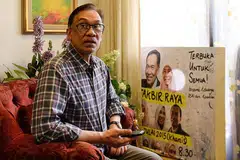 SOKONG KEPIMPINAN MAHATHIR: Datuk Seri Anwar berkata beliau menyokong semua usaha yang dilakukan oleh Dr Mahathir sebagai ketua kerajaan baru Pakatan Harapan bagi menyelamatkan negara. - Foto AFP