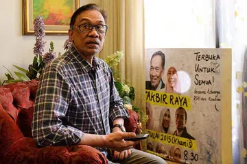 SOKONG KEPIMPINAN MAHATHIR: Datuk Seri Anwar berkata beliau menyokong semua usaha yang dilakukan oleh Dr Mahathir sebagai ketua kerajaan baru Pakatan Harapan bagi menyelamatkan negara. - Foto AFP