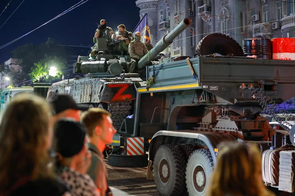 TIDAK LAGI BERONTAK: Pejuang Wagner dirakamkan berada di Rostov-on-Don, selatan Russia pada Sabtu lalu. 