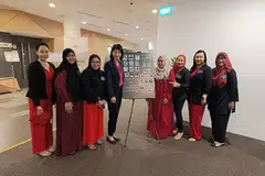 PERKASA PENIAGA WANITA: Cik Sun (empat dari kiri), Cik Fadilah (empat dari kanan) bersama kumpulan Dewi@DPPMS. - Foto DPPMS
