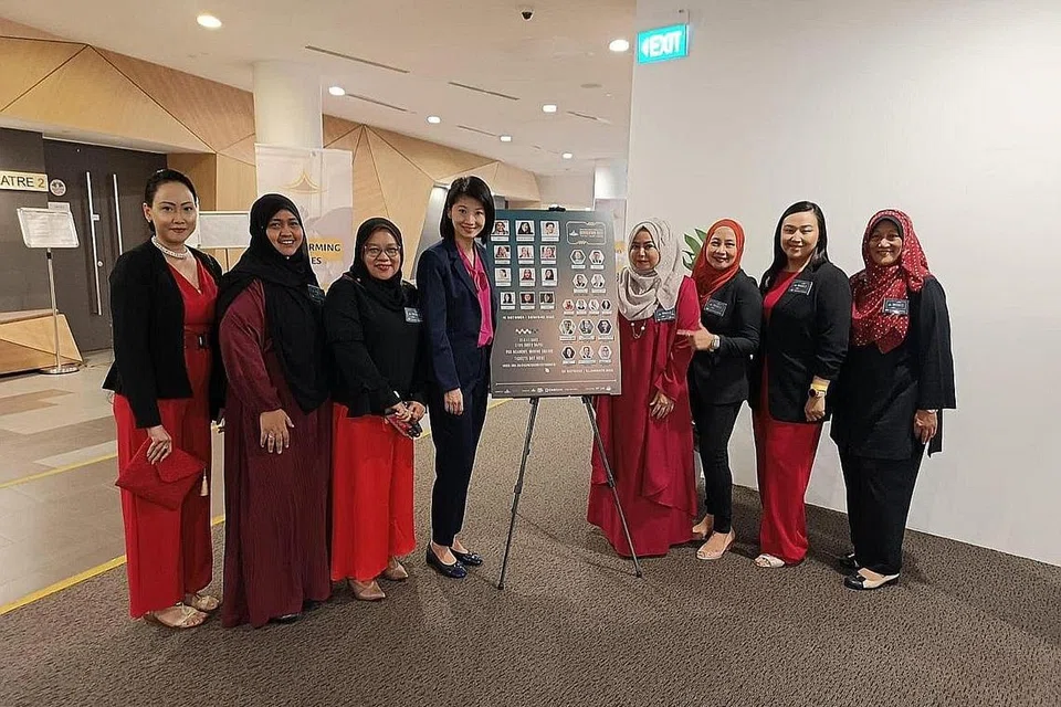 PERKASA PENIAGA WANITA: Cik Sun (empat dari kiri), Cik Fadilah (empat dari kanan) bersama kumpulan Dewi@DPPMS. - Foto DPPMS