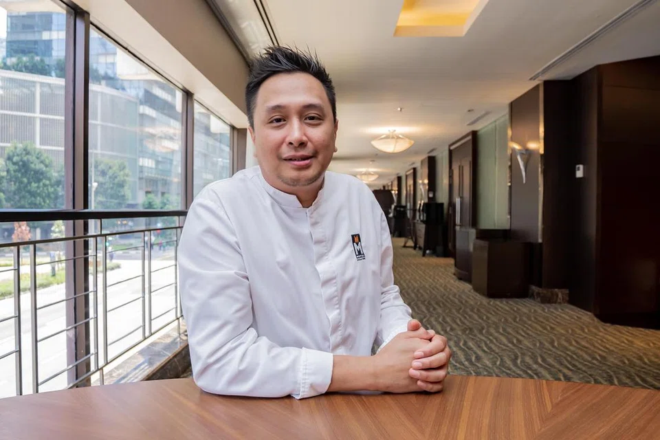 TEMBUSI PASARAN HALAL: Ketua Cef M Hotel Singapore, Cef Boz Zarul Yacob menyediakan bufet dim sum pertama di Singapura, ‘Jom, Dim Sum’ di The Buffet Restaurant. 
