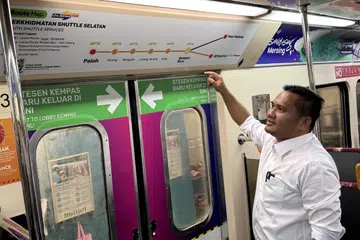 Pengerusi Jawatankuasa Kerja Raya, Pengangkutan, Infrastruktur dan Komunikasi Johor, Encik Mohamad Fazli Mohamad Salleh melihat peta hentian komuter selatan.