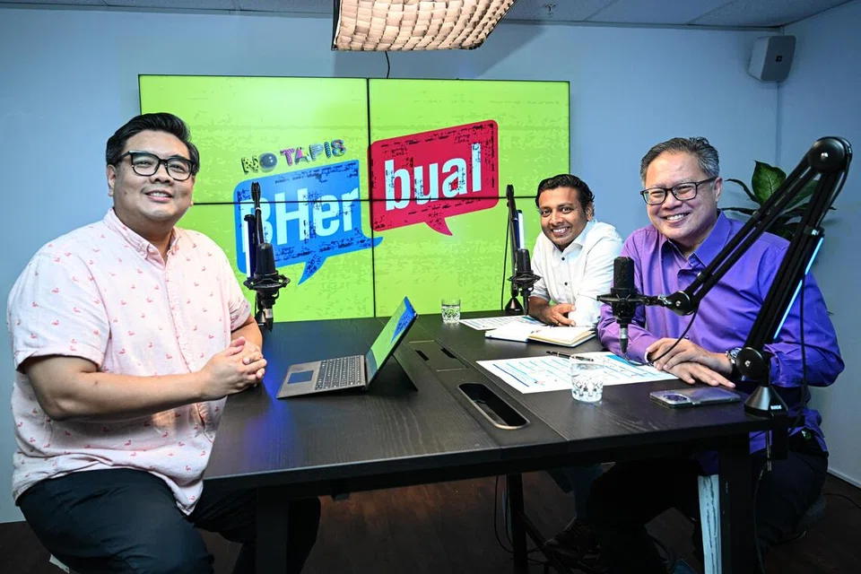 Profesor Madya di Sekolah Sains Kemasyarakatan, Universiti Teknologi Nanyang (NTU), Dr WalidJumblatt Abdullah (dua dari kanan), dan Pengarah Urusan Crescent Law Chambers LLC, Encik Ahmad Nizam Abbas (kanan), membincangkan tentang rombakan Kabinet dalam podcast BHerbual NoTapis bersama Editor Berita BH, Encik Nazri Hadi Saparin.