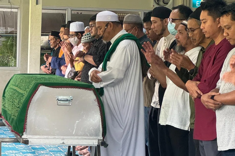 JASA DIKENANG: Solat jenazah buat Allahyarhamha Ustazah Siti Rahmah Abdul Hamid di Masjid Pusara Aman pada 7 Disember dihadiri keluarga, kenalan dan bekas pelajarnya. 