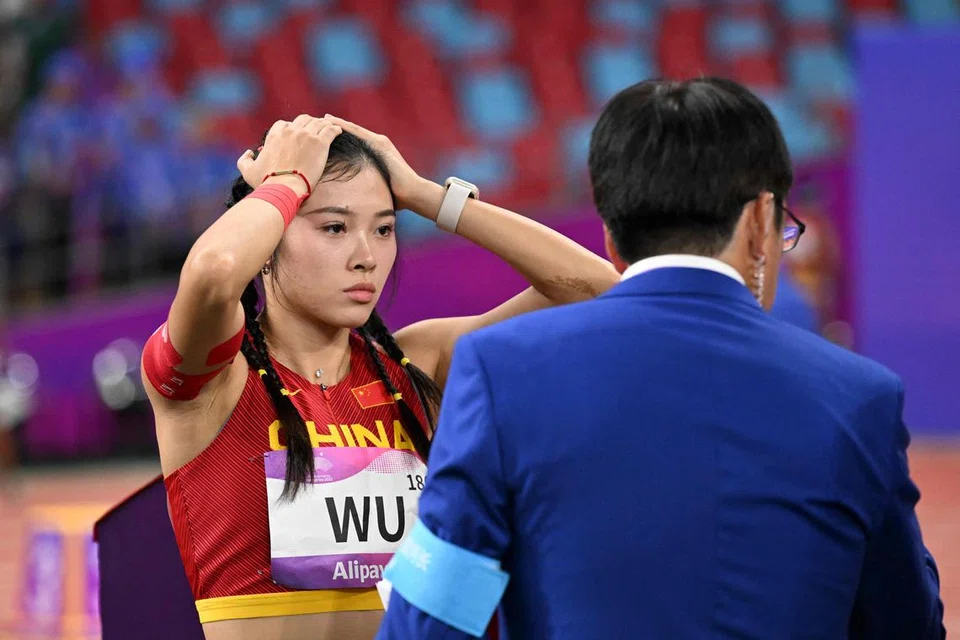 MEMBANTAH KEPUTUSAN: Pelari China Wu Yanni membantah keputusan bahawa beliau telah mula berlari terlalu awal untuk peringkat akhir acara lari berpagar 100 meter. Selepas beberapa minit, beliau dibenarkan untuk berlari, tetapi pingat peraknya tetap dibatalkan.
