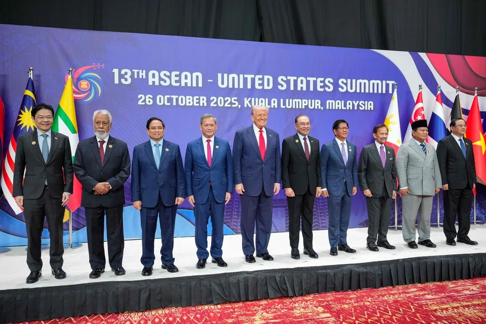 Perdana Menteri Singapura, Encik Lawrence Wong (kiri) bergambar bersama Presiden Amerika Syarikat, Encik Donald Trump (lima dari kiri) dan pemimpin Asean lain di Sidang Puncak Asean-Amerika Syarikat yang diadakan di Kuala Lumpur, Malaysia, pada 26 Oktober.