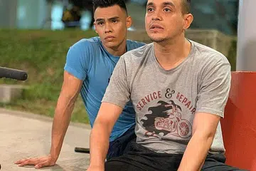 CINTA BERLAKON: Pendatang baru dalam bidang lakonan, Salif Hardie (berbaju biru), berharap mendapat lebih banyak watak yang mencabar pada masa hadapan. Ini merupakan gambar semasa penggambaran drama Azam dan Johan. Bersamanya ialah pelakon Erwin Shah Dawson. - Foto ihsan SALIF HARDIE