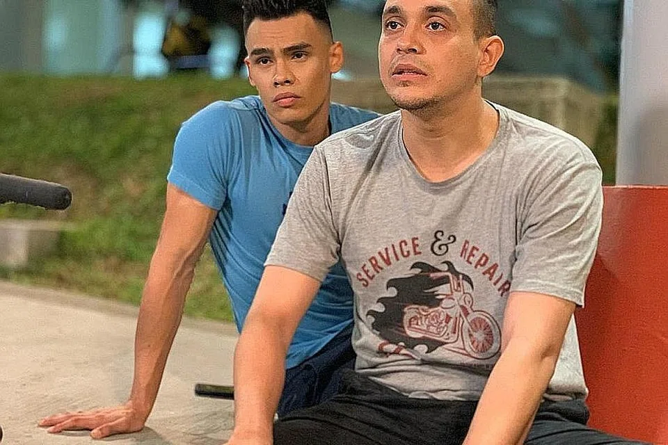 CINTA BERLAKON: Pendatang baru dalam bidang lakonan, Salif Hardie (berbaju biru), berharap mendapat lebih banyak watak yang mencabar pada masa hadapan. Ini merupakan gambar semasa penggambaran drama Azam dan Johan. Bersamanya ialah pelakon Erwin Shah Dawson. - Foto ihsan SALIF HARDIE