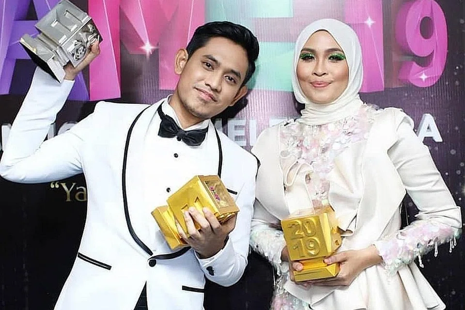 RAIH KEJAYAAN: Khai Bahar bersama Siti Nordiana semasa dinobat Artis Top Top MeleTOP (Lelaki) dan Artis Top Top MeleTOP (Wanita). - Foto BEAUTIFUL NARA 