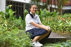 TIDAK MUDAH PUTUS ASA: Guru Nur Laila memujinya sebagai seorang pelajar gigih dan tidak mudah berputus asa, sekalipun berdepan dengan masalah, baik di sekolah mahupun di rumah. - Foto KELLY HUI