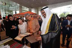 LIHAT KALIGRAFI ARAB: (Dari kiri) Cik Elaine Ng, Dr Yaacob Ibrahim dan Dr Mohamed Omar A. Balfaqeeh mengunjungi sebuah pameran yang menunjukkan seni kaligrafi tulisan Arab di Pameran Hari Budaya UAE semalam. - Foto KEDUTAAN UAE