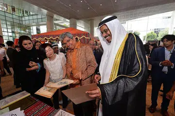 LIHAT KALIGRAFI ARAB: (Dari kiri) Cik Elaine Ng, Dr Yaacob Ibrahim dan Dr Mohamed Omar A. Balfaqeeh mengunjungi sebuah pameran yang menunjukkan seni kaligrafi tulisan Arab di Pameran Hari Budaya UAE semalam. - Foto KEDUTAAN UAE