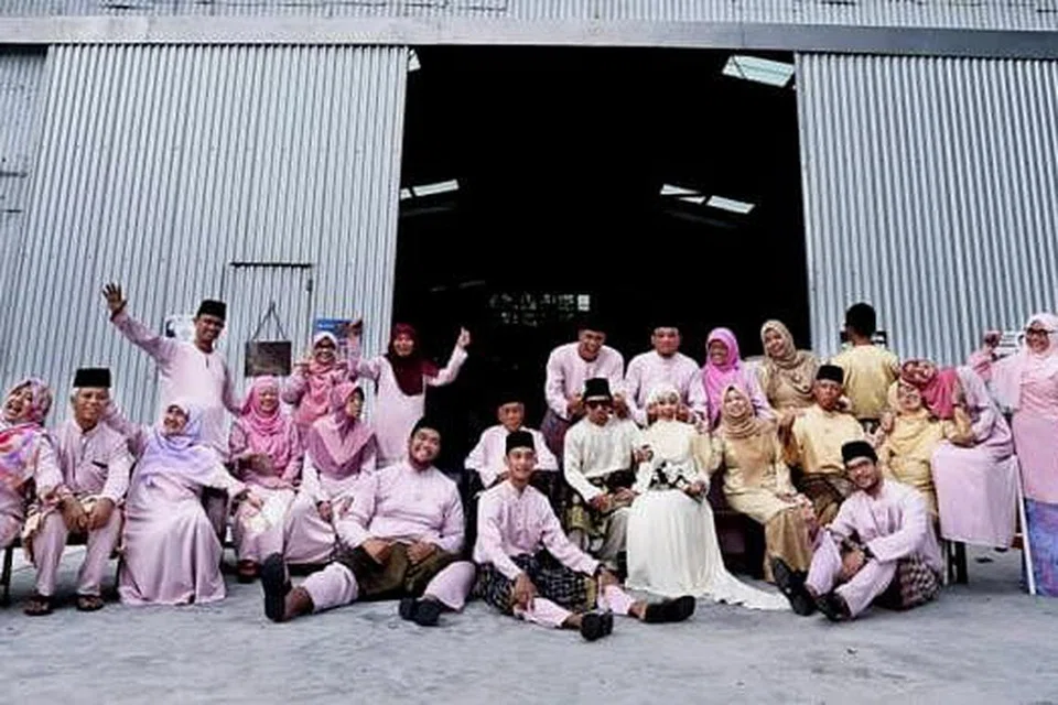 MENJIMATKAN: Pasangan pengantin baru Nor Adlina Abd Majid dan Mohd Haikal Mohd yang melangsungkan majlis pernikahan mereka pada 31 Mei lalu dengan bertemakan vintaj di sebuah kafe di Lorong Ampas pada mulanya tidak pasti idea menggabungkan majlis walimah diterima keluarga atau tidak tetapi akhirnya gembira dapat menjimatkan kos dan masa. - Foto THEPROJECTPIXEL PHOTOGRAPHY