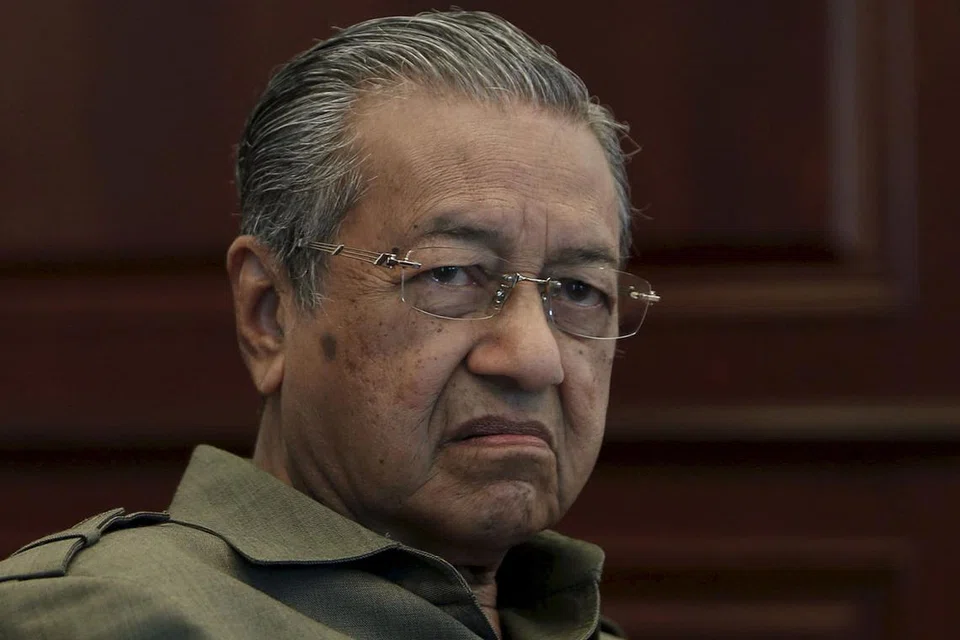 TUN DR MAHATHIR: Bersama dua lagi bekas ahli Umno - Cik Anina Saadudin dan Datuk Seri Khairuddin Abu Hassan - mahu Datuk Seri Najib disingkirkan.