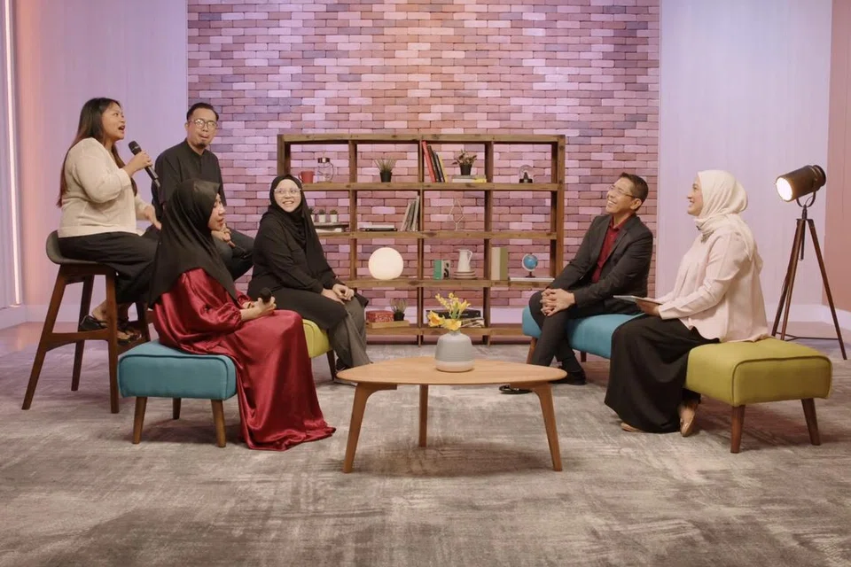 Menteri di Pejabat Perdana Menteri dan Menteri Kedua (Ehwal Luar merangkap Pendidikan), Dr Mohamad Maliki Osman (dua dari kanan), bertukar pandangan bersama empat warga Singapura dalam sesi podcast Berita Harian (BH) pasca Belanjawan 2025 pada 20 Februari yang dihoskan penerbit podcast BH, Cik Natasha Mustafa (paling kanan). Warga Singapura itu terdiri daripada (dari kiri) Cik Nursyirin Salim, Tengku Shahrul Shah Tengku Alam Shah, Cik Salbiah Md Yusuff dan Cik Zoey Zuaswina Zupri.