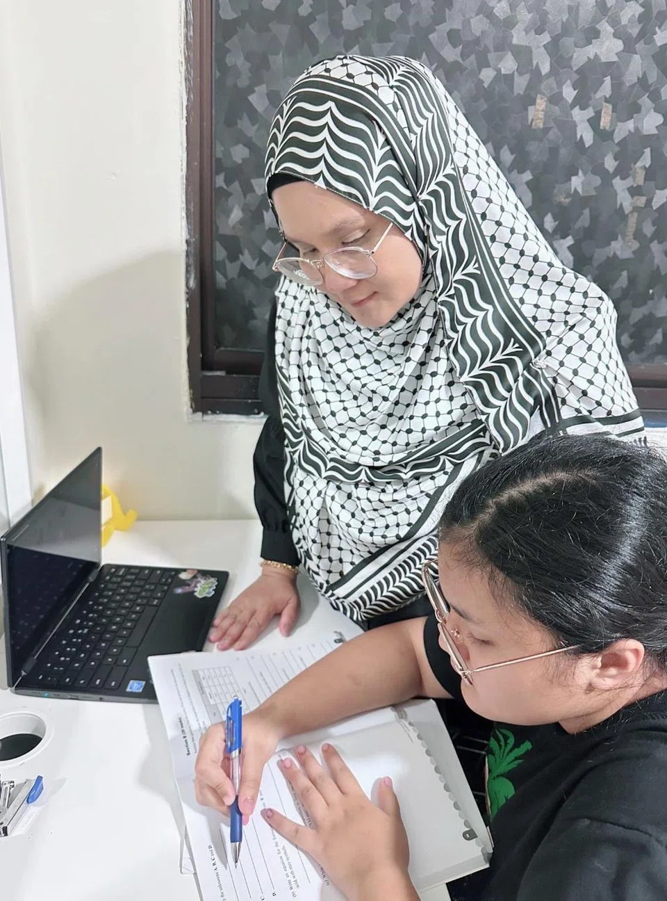 Ibu Faiqa Alisa Putri Mohamed Faiz, Cik Noor Farhani Mohamed Rahim (bertudung), banyak memberi dorongan dengan menyediakan pelbagai bahan rujukan tambahan dan menggalakkan anaknya memasuki Program Tuisyen Mendaki (MTP) atau sebelum ini dikenali sebagai Skim Tuisyen Mendaki bagi membaiki prestasi akademik semasa.