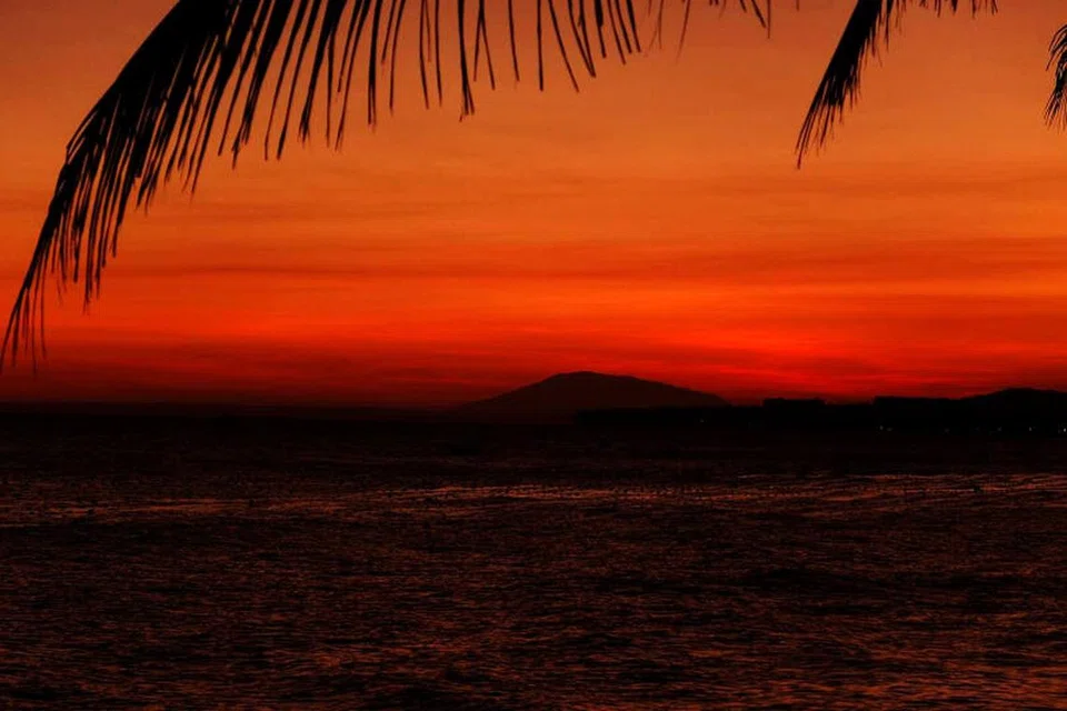 PEMANDANGAN AWAL PAGI: Penulis dan jurugambar Khalid Baba bangun seawal 4.30 pagi untuk merakam suasana syahdu berhampiran resort sementara menanti matahari terbit.