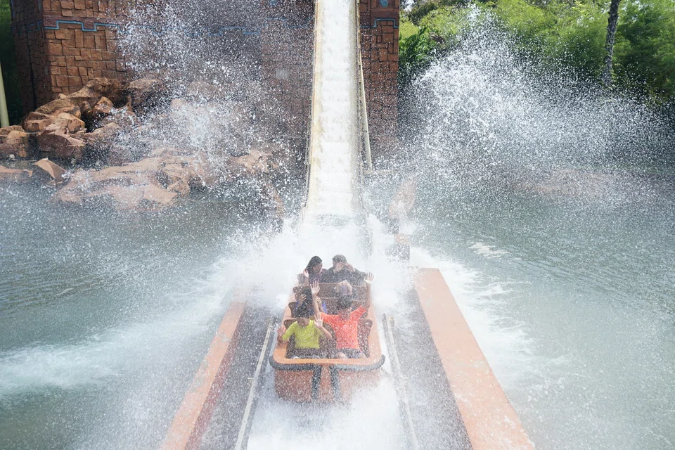 Kegiatan di taman tema air mempunyai risiko untuk ditutup sekiranya hujan lebat berlaku, menyebabkan lebih ramai keluarga memilih untuk menghabiskan masa dengan aktiviti dalaman.